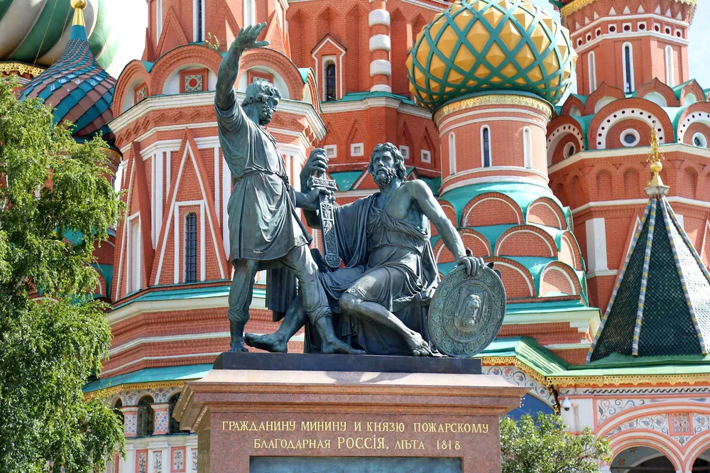 Памятник Минину и Пожарскому на фоне собора Василия Блаженного в Москве