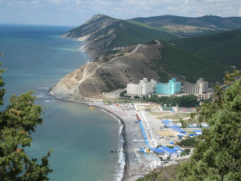 Вид со склона на галечный пляж в поселке Сукко