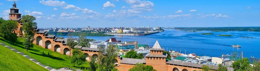 Вид на стену Нижегородского кремля и реку Волгу в Нижнем Новгороде