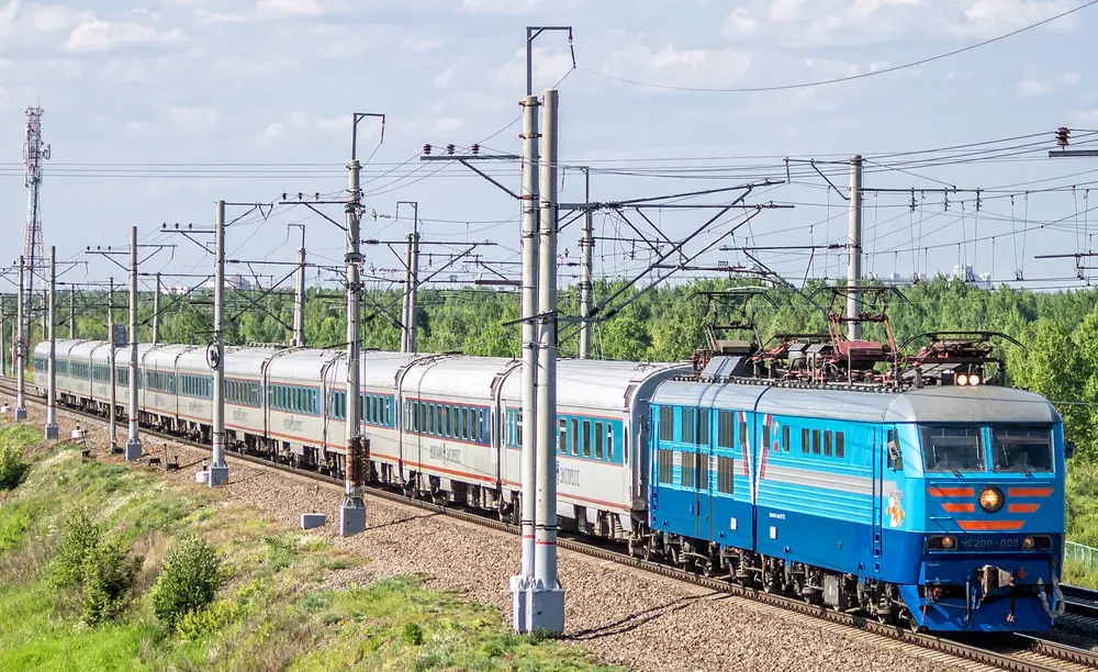 Скоростной поезд Невский экспресс едет в Санкт-Петербург