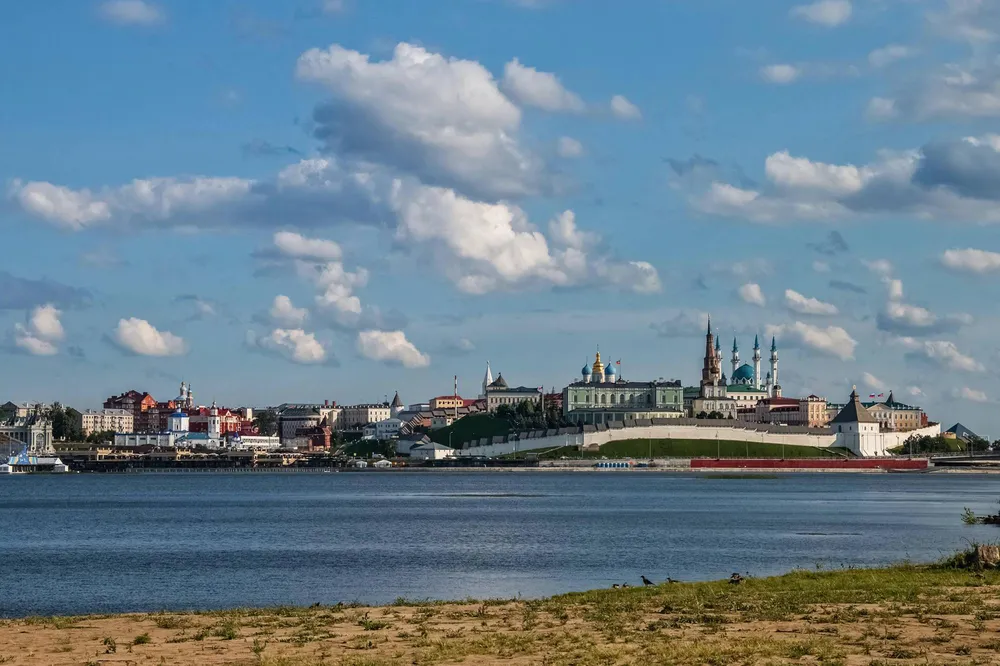 Вид с пляжа Нижнее Заречье на Казанский Кремль и реку Казанку в Казани