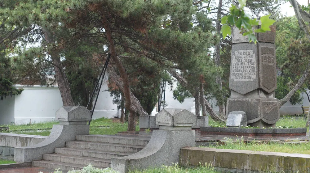 Памятный знак в честь 200 летия основания Севастополя