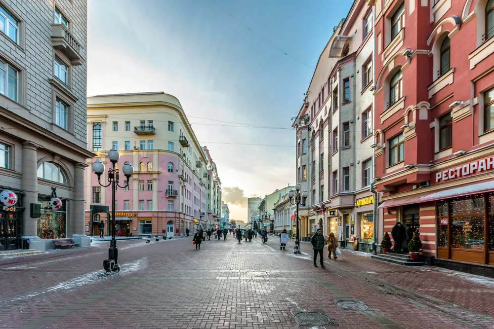 Улица Старый Арбат в Москве — это знаменитая пешеходная зона с богатой культурой и исторической атмосферой. Фото: Alex 'Florstein' Fedorov, commons.wikimedia.org