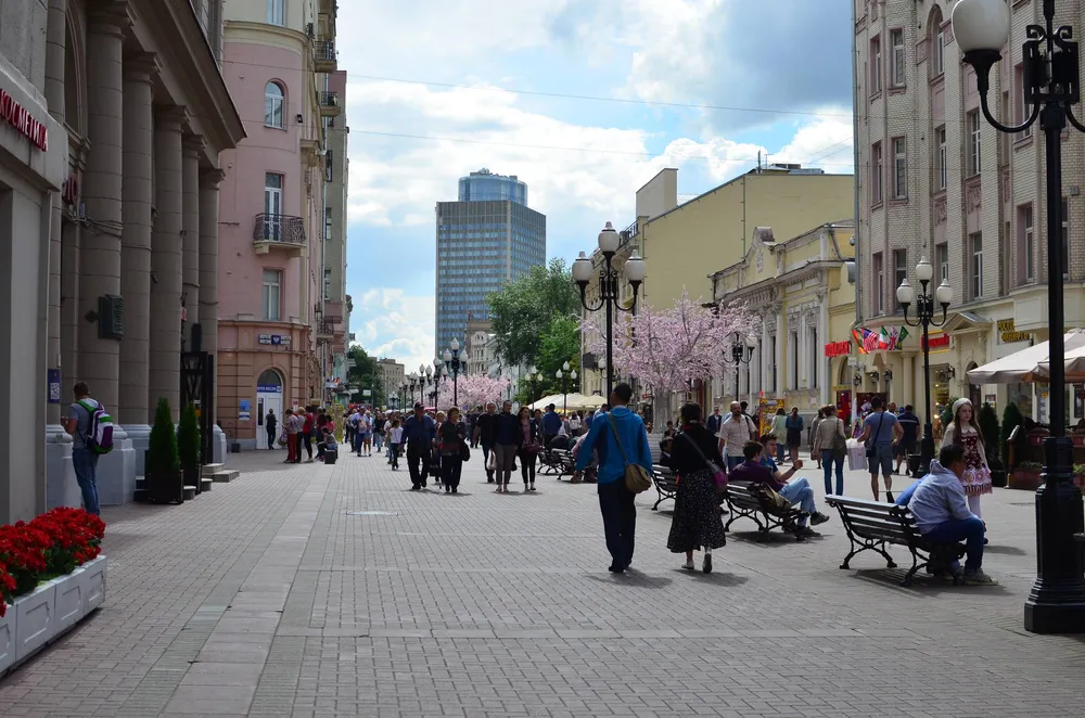 Пешеходная улица Старый Арбат в Москве