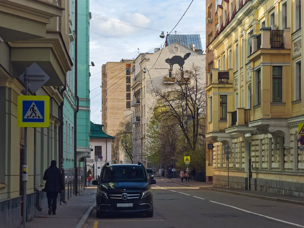 Кот Бегемот на стене здания в Большом Афанасьевском переулке в Москве