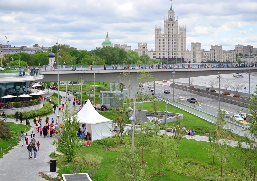 Парк Зарядье в Москве с Парящим мостом и высоткой на Котельнической набережной