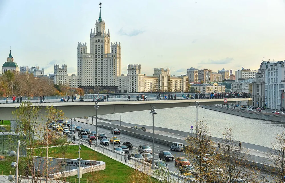 Парящий мост в парке Зарядье в Москве на фоне сталинской высотки на Котельнической