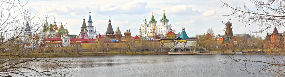 Измайловский кремль в Москве на берегу Серебряно-Виноградного пруда