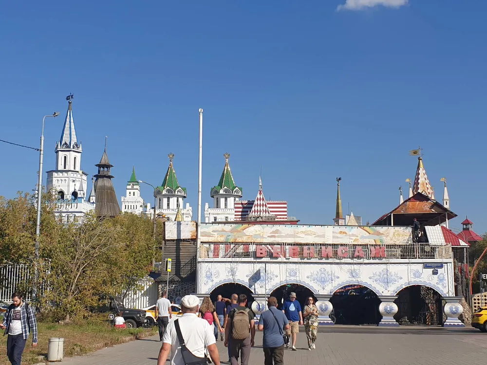 Вход на Измайловский вернисаж и блошиный рынок в Москве