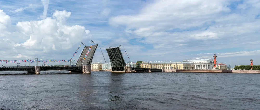 Разведенный Дворцовый мост и Стрелка Васильевского острова в Санкт-Петербурге