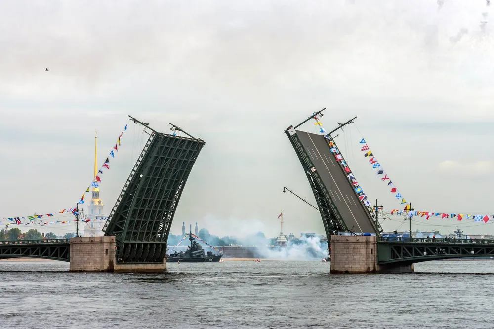 Разведенный Дворцовый мост в Санкт-Петербурге