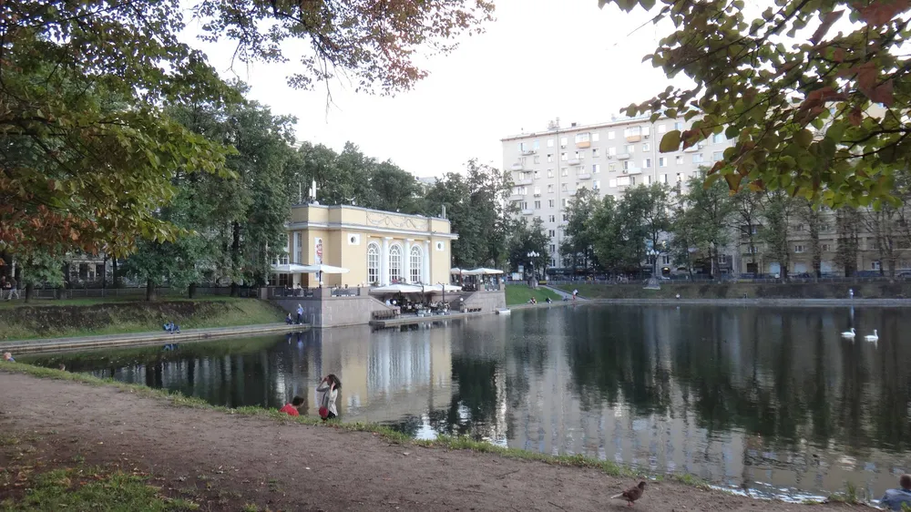 Патриаршие пруды известны как исторический квартал в центре Москвы и популярный гастрономический центр. Фото: karel291, commons.wikimedia.org
