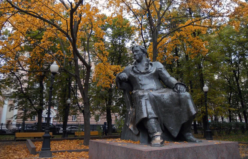 Памятник баснописцу Ивану Крылову на Патриарших прудах в Москве