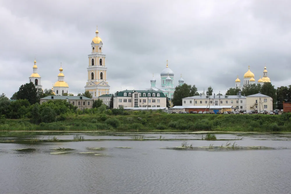 Дивеевский монастырь у реки в Нижегородской области