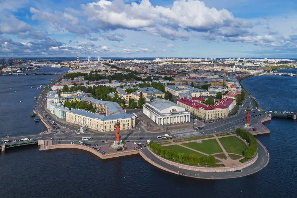 Стрелка Васильевского острова с Биржей и Ростральными колоннами с высоты, Санкт-Петербург