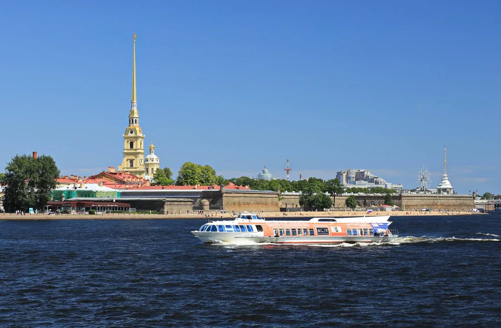 Петропавловская крепость на Заячьем острове и прогулочный теплоход на Неве, Санкт-Петербург