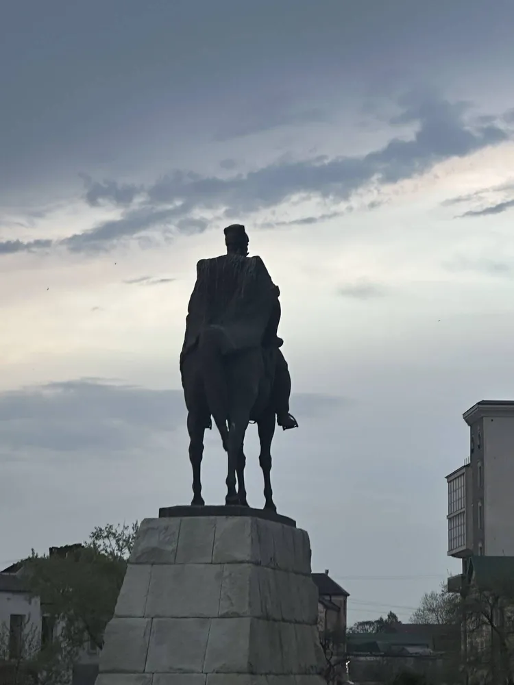 Памятник Махачу Дахадаеву