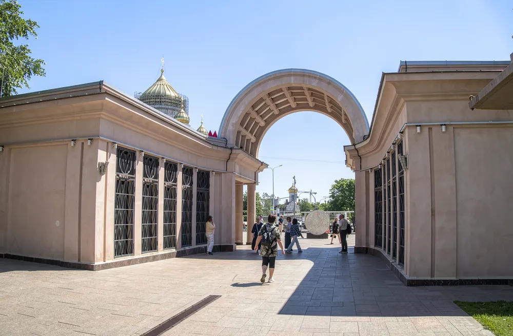 Метро Кропоткинская, выход 2, на улице
