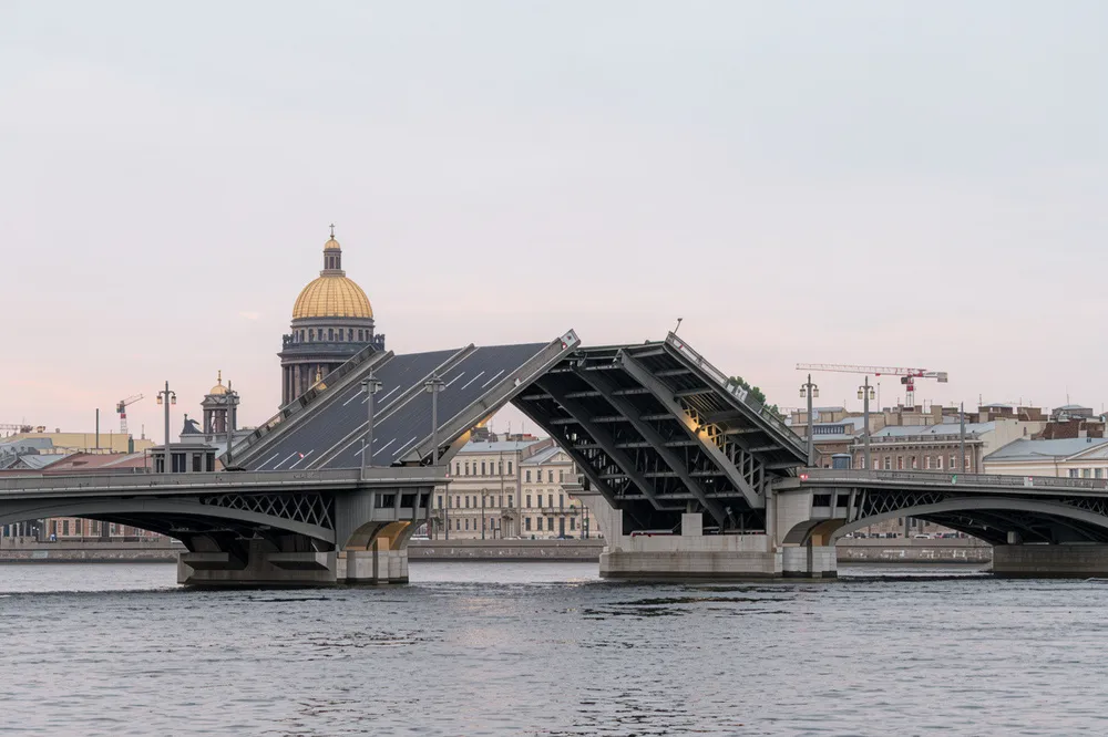 Развод Дворцового и Троицкого мостов