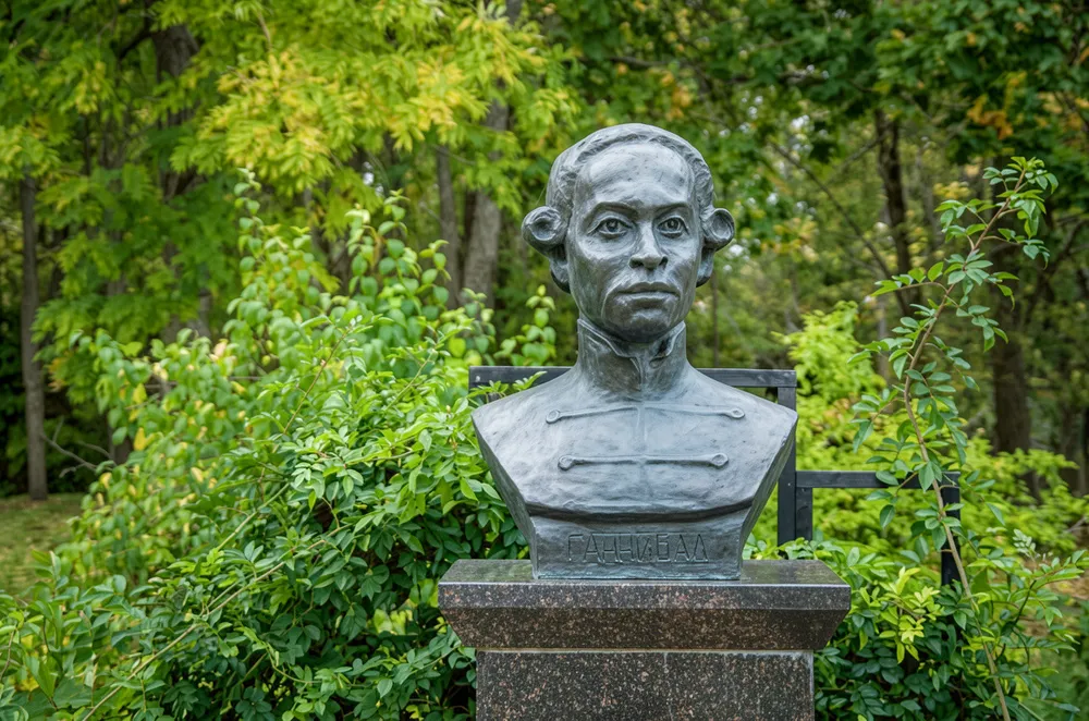 Пушкинские горы: усадьбы «Петровское­», «Михайловское» и город Остров