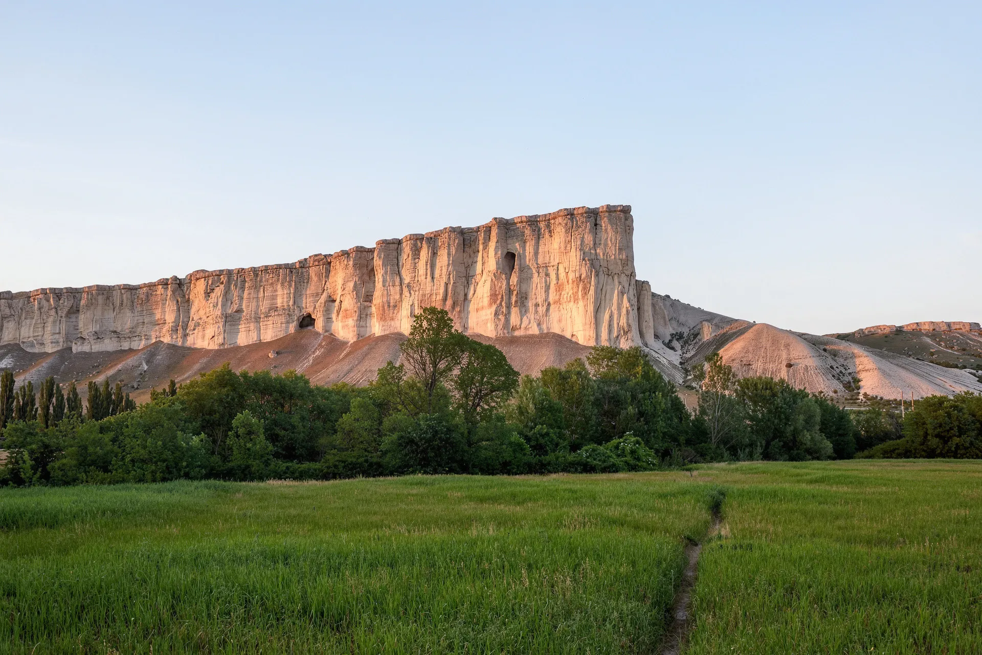 Лавандовые поля в Крыму: Бахчисарай, пещерный город Качи-Кальон, скала Белая