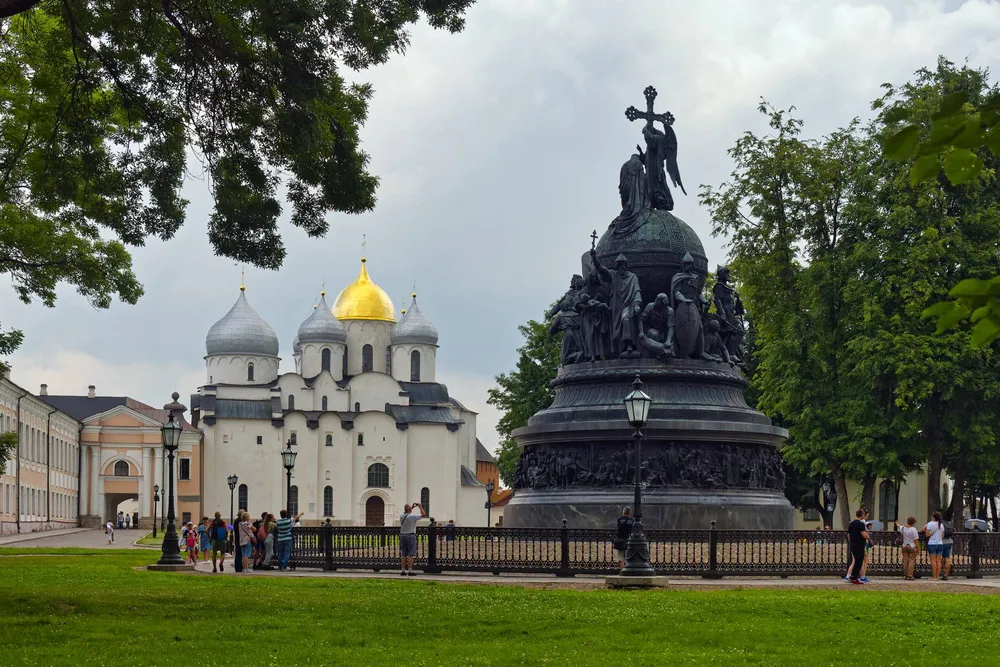 Памятник Тысячелетие России на фоне Софийского собора в Великом Новгороде, изображенный на пятирублевой банкноте