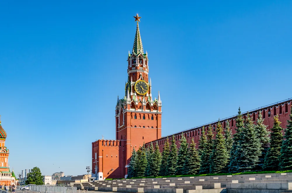 Спасская башня Московского Кремля, знаменитый символ страны, который изображен на сторублевой банкноте, в Москве