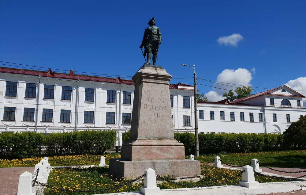 Памятник Петру I в Архангельске, запечатленный на пятисотрублевой банкноте