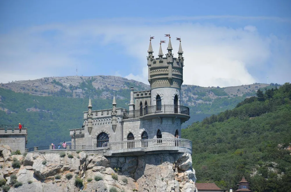 Знаменитый готический замок Ласточкино гнездо в Крыму