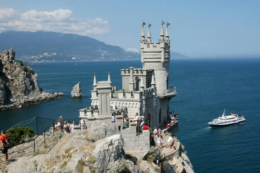 Знаменитый замок Ласточкино гнездо на Аврориной скале в Крыму у Черного моря 