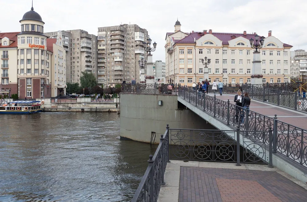 Пешеходный Юбилейный мост и Рыбная деревня в Калининграде