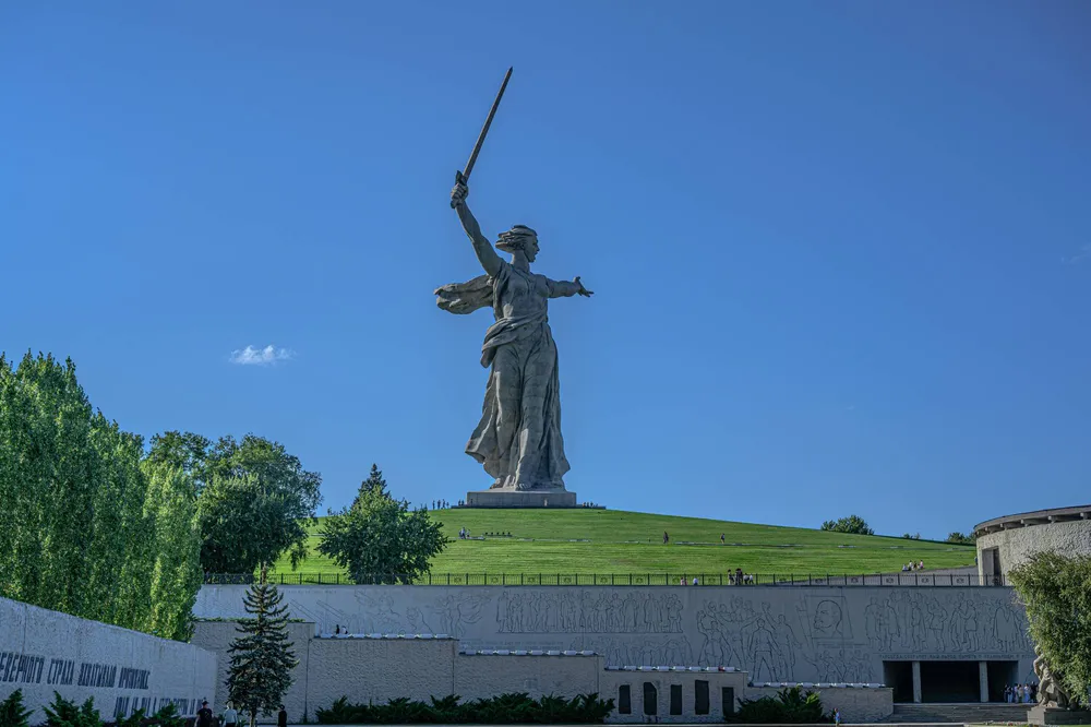 Скульптура Родина-мать зовет на вершине Мамаева кургана в Волгограде
