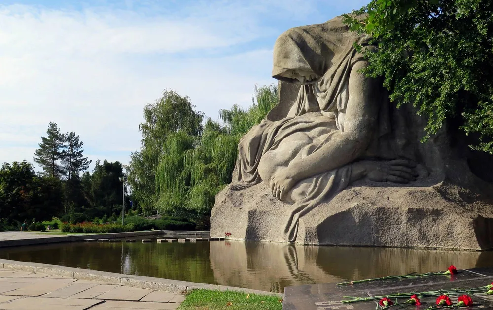 Скульптура Скорбящая мать на Площади Скорби мемориального комплекса Мамаев курган в Волгограде