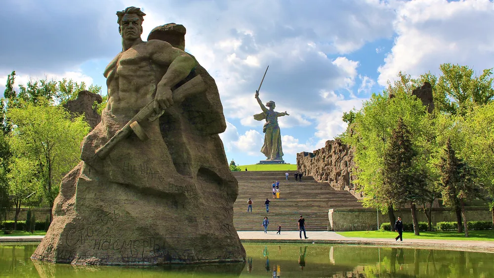 Скульптура Стоять насмерть на Площади Стоявших насмерть мемориального комплекса Мамаев курган