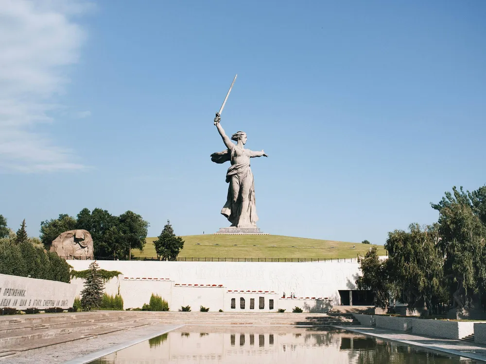Мамаев курган представляет собой сакральный мемориальный комплекс в память о Сталинградской битве и привлекает миллионы туристов. Фото: @ant746, unsplash.com
