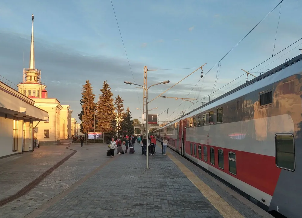 Двухэтажный поезд из Москвы на платформе железнодорожного вокзала Петрозаводска