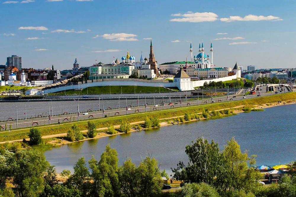 Панорама Казанского кремля с мечетью Кул-Шариф у реки Казанки