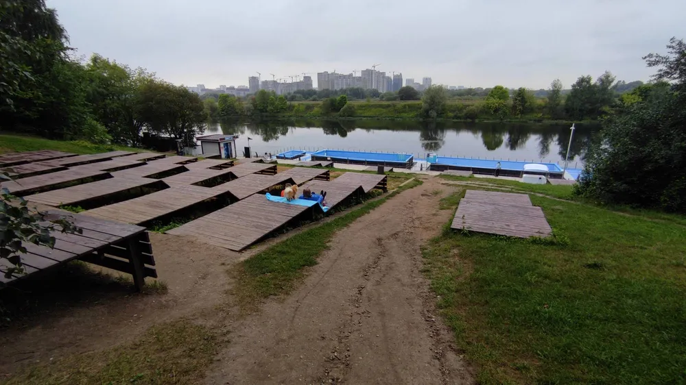 Понтонные бассейны на пляже в парке Фили в Москве