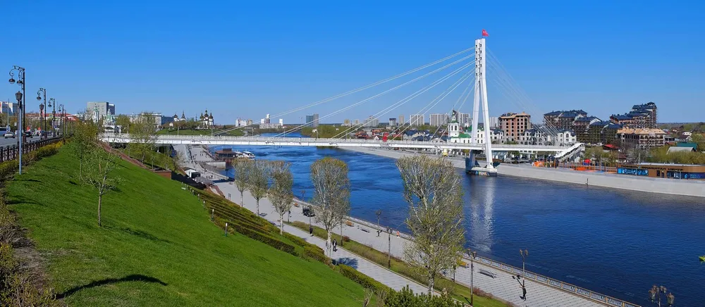Мост Влюбленных и многоуровневая набережная реки Туры в Тюмени
