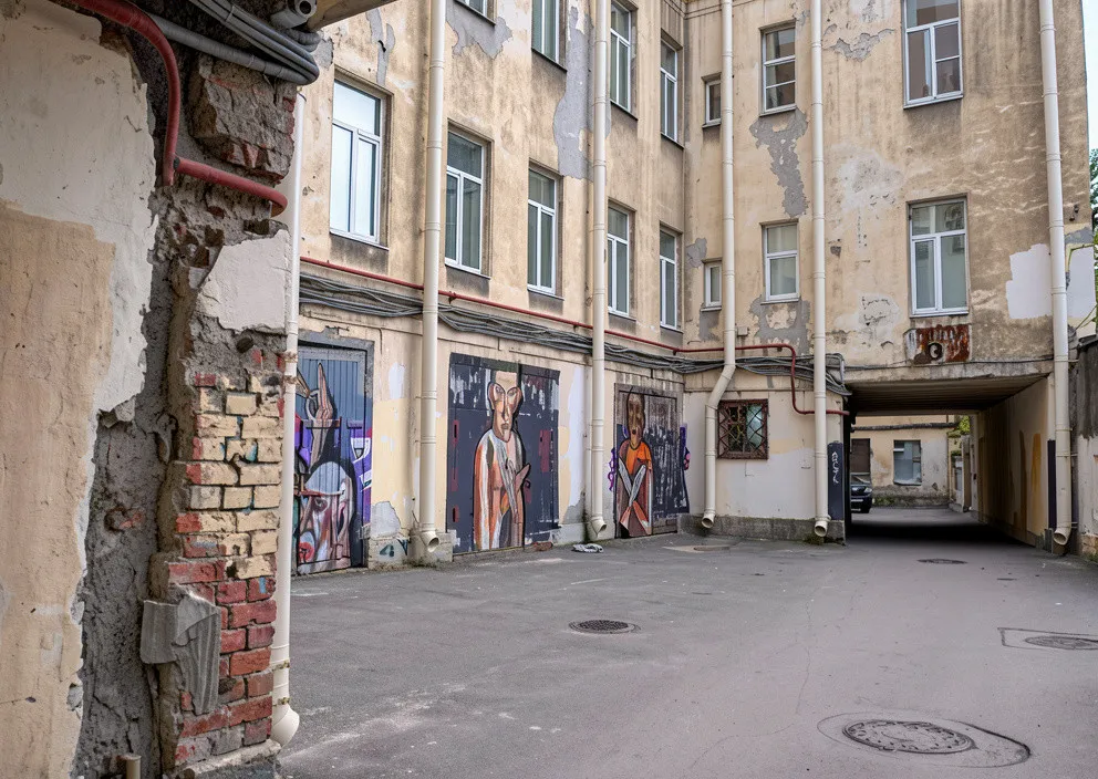 Дом Трëх Бенуа и его дворы
