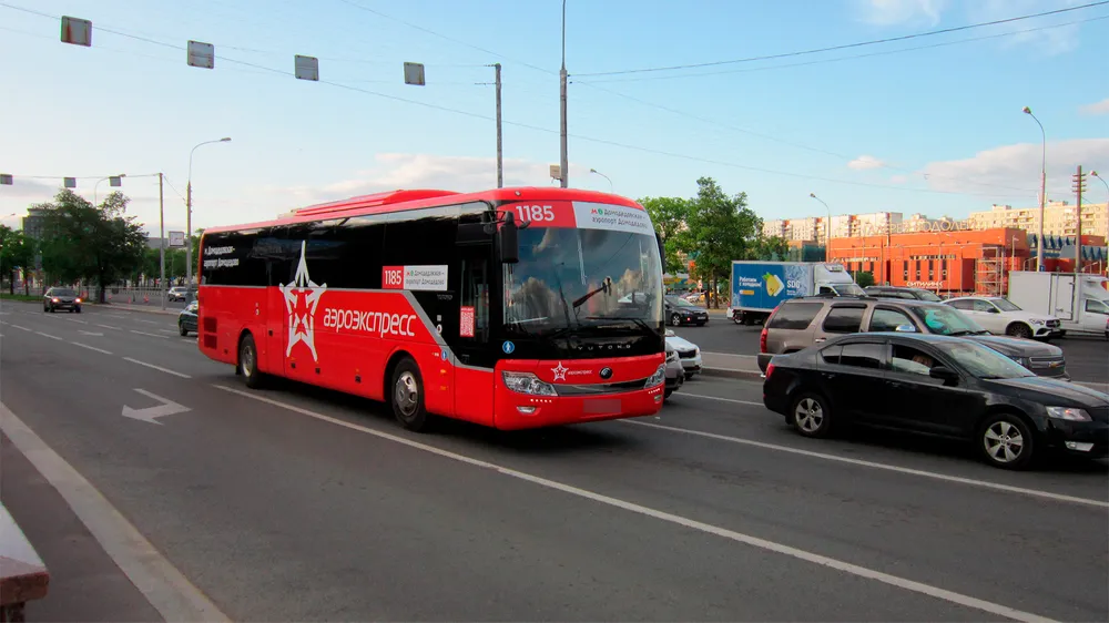 Автобус Аэроэкспресс, курсирующий по маршруту до аэропорта Домодедово