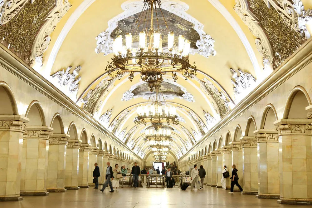 Станция метро Комсомольская, с которой можно напрямую выйти к Казанскому вокзалу Москвы