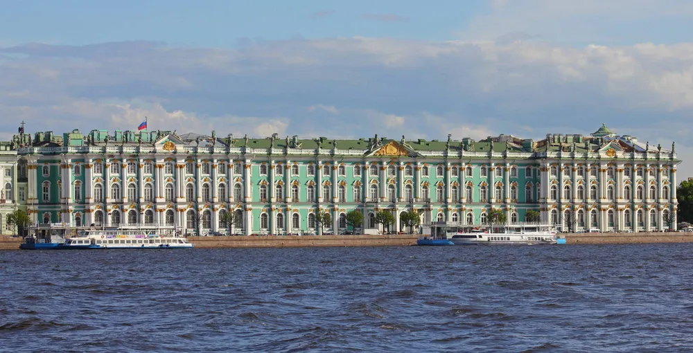 Поездка в Санкт-Петербург в конце лета выгодна: цены на жилье снижаются, а фонтаны еще продолжают свою работу. Фото: A.Savin, commons.wikimedia.org