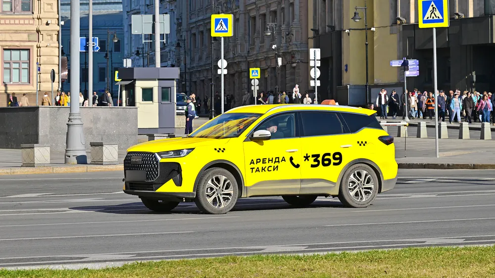 Такси едет по улице Москвы в сторону Киевского вокзала