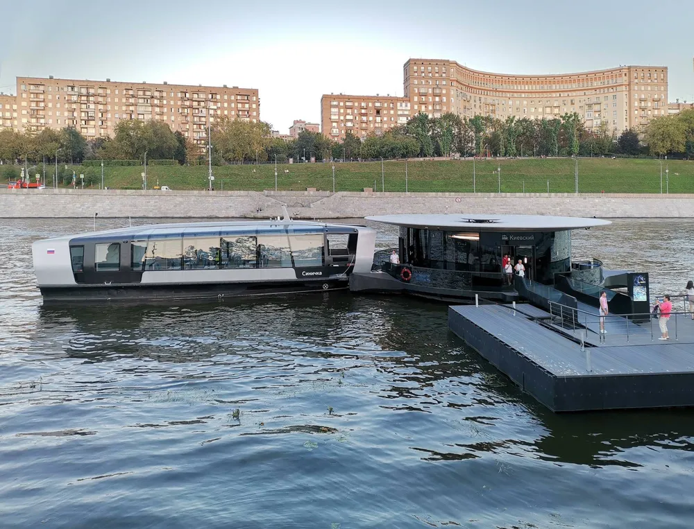 Электросудно Синичка пришвартовано к причалу Киевский на Москве-реке