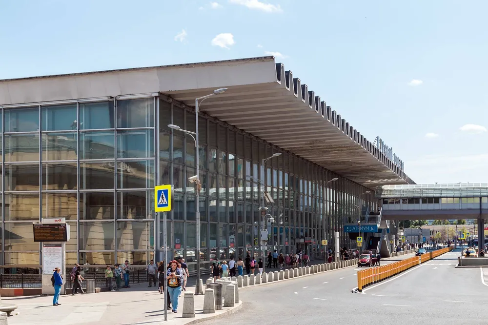 Добраться до Курского вокзала в Москве можно на метро, наземном транспорте, электричках или на такси. Фото: Mike1979 Russia, commons.wikimedia.org