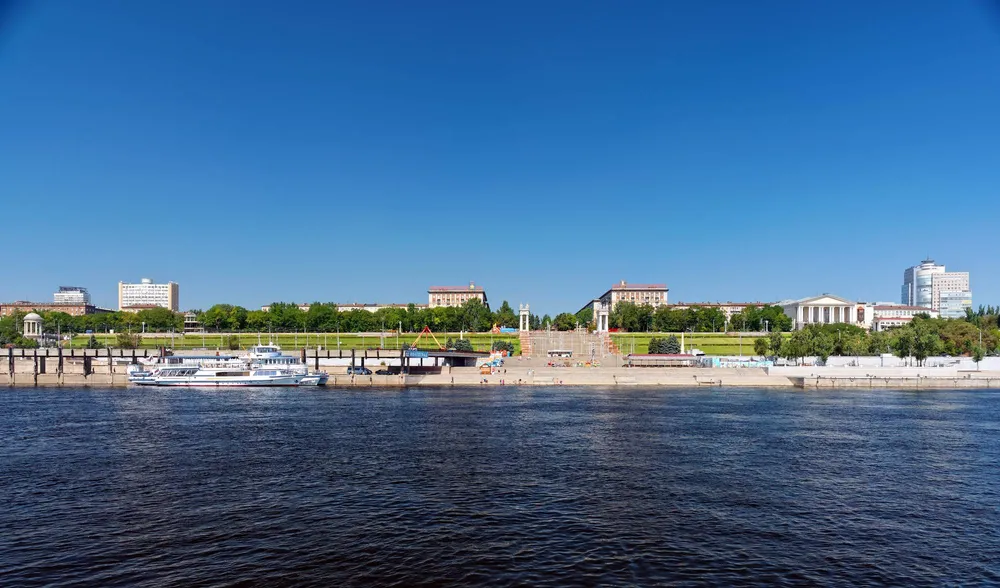 Вид с Волги на Центральную набережную Волгограда