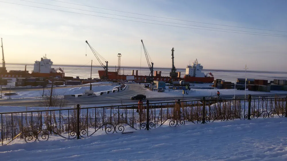 Морской порт Дудинка на реке Енисей в Красноярском крае