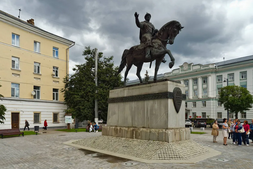 Конный памятник князю Михаилу Тверскому в Твери