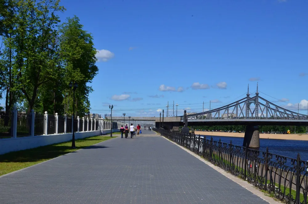 Набережная Степана Разина в Твери с пешеходной дорожкой и Староволжским мостом